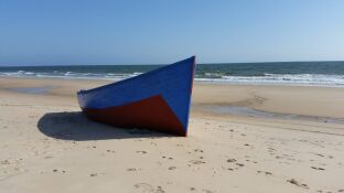 Patera llegada a una playa de Andaluc&iacute;a