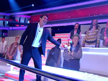 La genial visita de Arturo Valls a los vips de ‘¡Ahora caigo!’ presentes en las gradas La genial visita de Arturo Valls a los vips de ‘¡Ahora caigo!’ presentes en las gradas