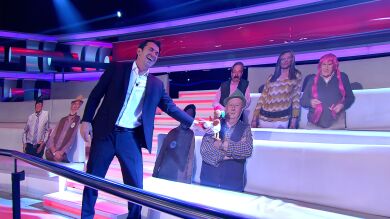 La genial visita de Arturo Valls a los vips de ‘¡Ahora caigo!’ presentes en las gradas