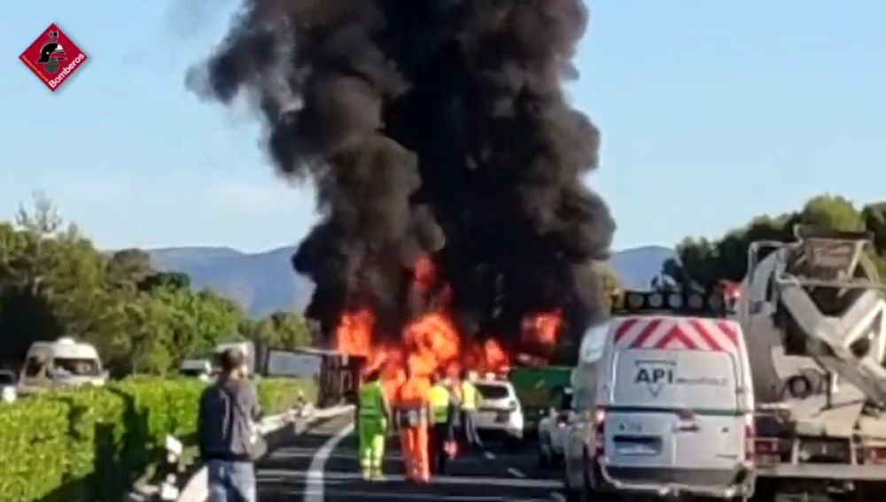 Un camionero muere después de volcar y de que su vehículo se incendie la A7 a la altura de Tibi (Alicante)