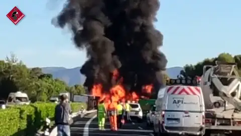 Un camionero muere después de volcar y de que su vehículo se incendie la A7 a la altura de Tibi (Alicante) Un camionero muere después de volcar y de que su vehículo se incendie la A7 a la altura de Tibi (Alicante)