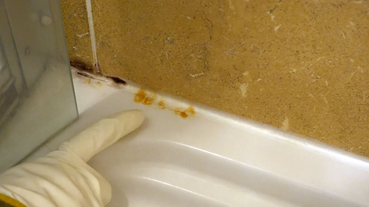Práctico Shetland enviar Cómo limpiar la bañera para evitar las manchas amarillas