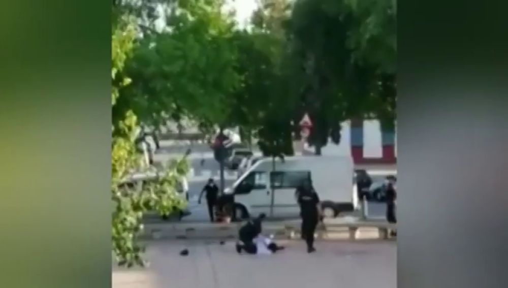Un menor se escapa de la Policía en Sevilla con los grilletes puestos