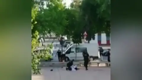 Un menor se escapa de la Policía en Sevilla con los grilletes puestos Un menor se escapa de la Policía en Sevilla con los grilletes puestos