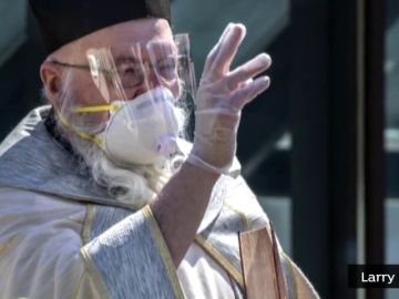 Un sacerdote 'bendice' a los feligreses usando una pistola de agua para respetar las normas por el coronavirus