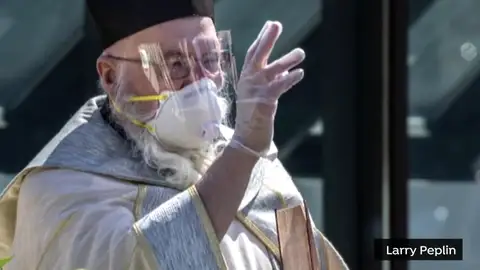 Un sacerdote 'bendice' a los feligreses usando una pistola de agua para respetar las normas por el coronavirus Un sacerdote 'bendice' a los feligreses usando una pistola de agua para respetar las normas por el coronavirus