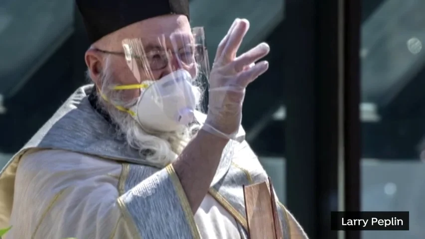 Un sacerdote 'bendice' a los feligreses usando una pistola de agua para respetar las normas por el coronavirus