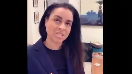 Sarah Cooper en una de sus imitaciones de Trump.