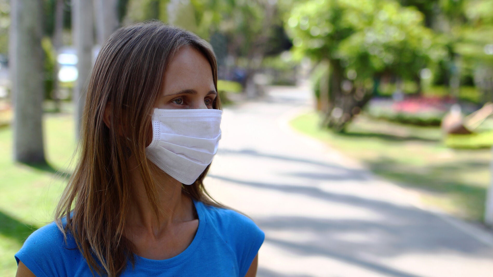 Una mujer en la calle con mascarilla