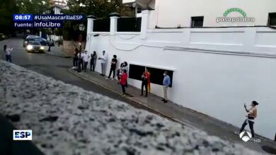 Un grupo de manifestantes hace un escrache en la casa del ministro Ábalos e increpa a su mujer y su hija