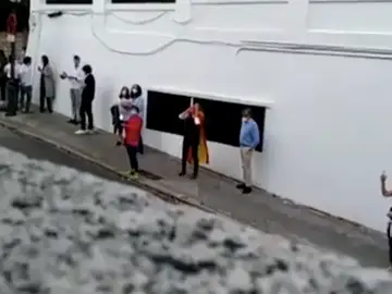 Escrache a las puertas de la vivienda de José Luis Ábalos Escrache a las puertas de la vivienda de José Luis Ábalos