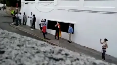 Escrache a las puertas de la vivienda de José Luis Ábalos Escrache a las puertas de la vivienda de José Luis Ábalos