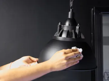 Limpiando lámpara Limpiando lámpara