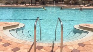 Imagen de una piscina comunitaria.