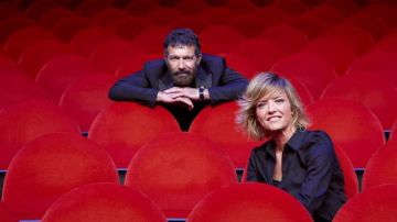 El actor Antonio Banderas y la periodista María Casado, en el patio de butacas del Teatro del Soho