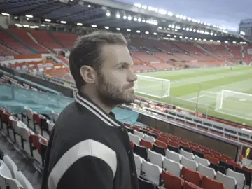 Juan Mata, en la grada de Old Trafford Juan Mata, en la grada de Old Trafford