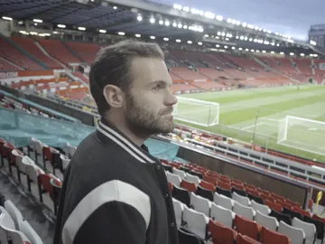 Juan Mata, en la grada de Old Trafford Juan Mata, en la grada de Old Trafford