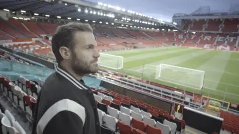 Juan Mata, en la grada de Old Trafford Juan Mata, en la grada de Old Trafford