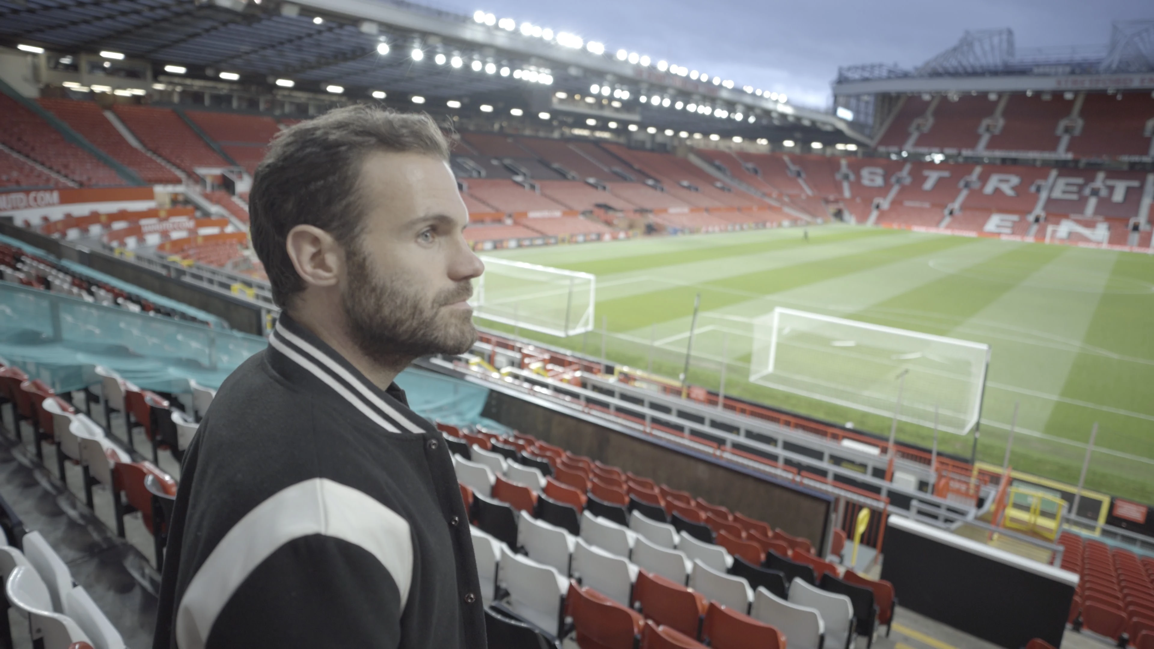 Juan Mata, en la grada de Old Trafford Juan Mata, en la grada de Old Trafford