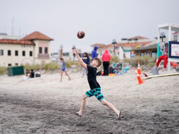 Un niño en una playa de Nueva Jersey