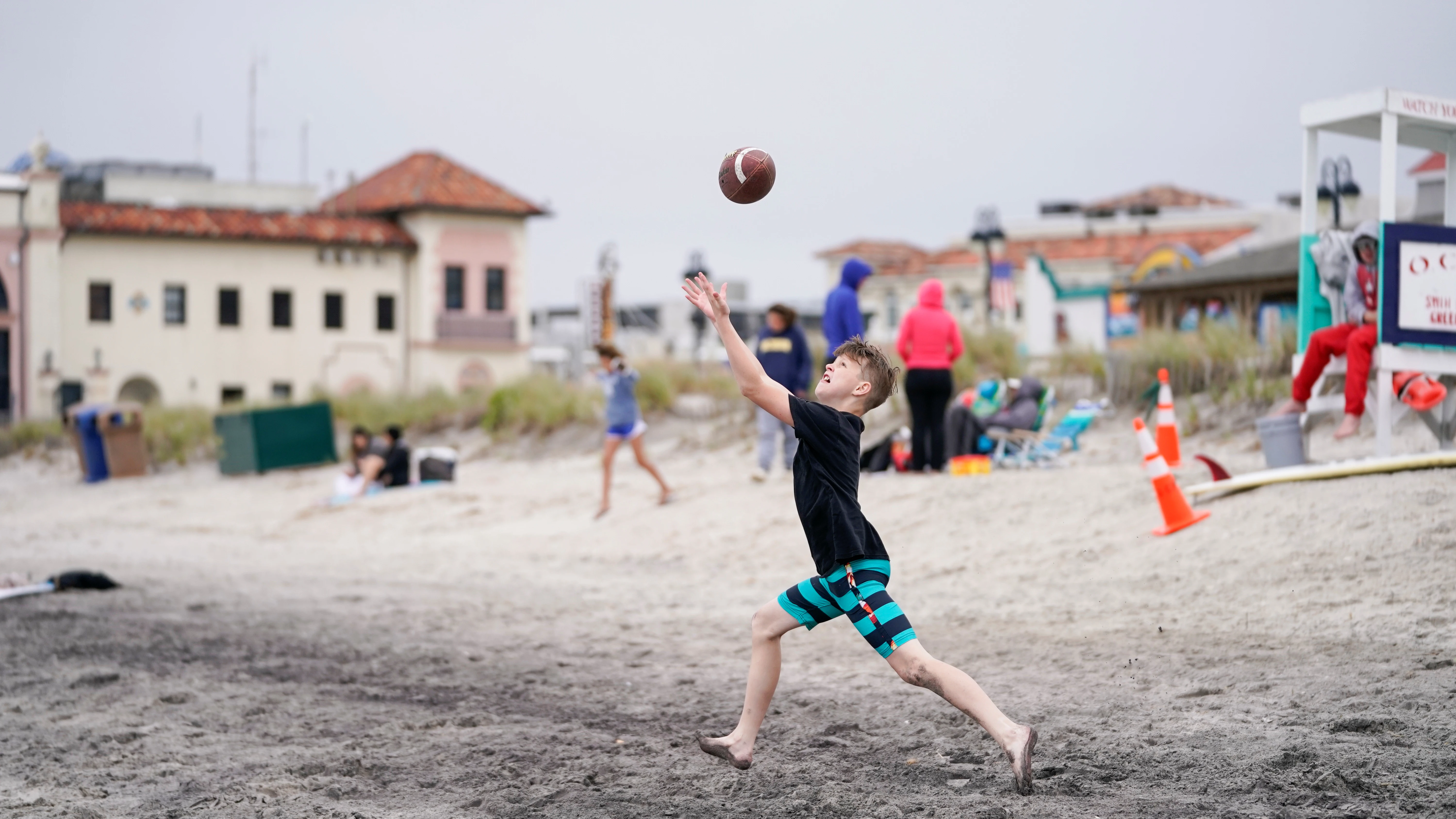 Un niño en una playa de Nueva Jersey Un niño en una playa de Nueva Jersey