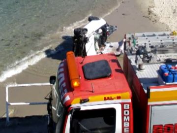 Una conductora se precipita con su vehículo sobre una playa de Fisterra