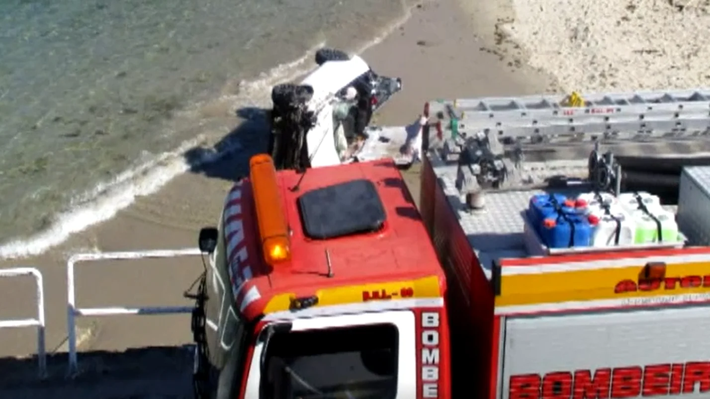Una conductora se precipita con su vehículo sobre una playa de Fisterra Una conductora se precipita con su vehículo sobre una playa de Fisterra