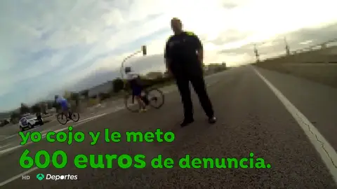 Polémica entre unos ciclistas y un policía equivocado: "Le meto 600 euros, lo tengo clarísimo; ahí tengo el BOE" Polémica entre unos ciclistas y un policía equivocado: "Le meto 600 euros, lo tengo clarísimo; ahí tengo el BOE"