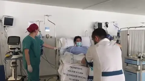 El emotivo momento en el que un paciente del Hispital de Valdemoro abandona la UCI después de 67 días El emotivo momento en el que un paciente del Hispital de Valdemoro abandona la UCI después de 67 días