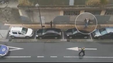 Un hombre ensangrentado y armado con dos cuchillos amenaza con autolesionarse en plena calle