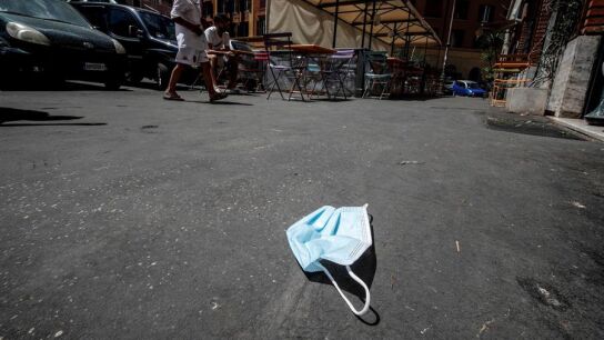 Imagen de una mascarilla de protecci&oacute;n tirada en el suelo en una calle de Roma