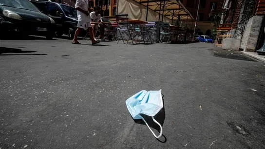 Imagen de una mascarilla de protección tirada en el suelo en una calle de Roma Imagen de una mascarilla de protección tirada en el suelo en una calle de Roma
