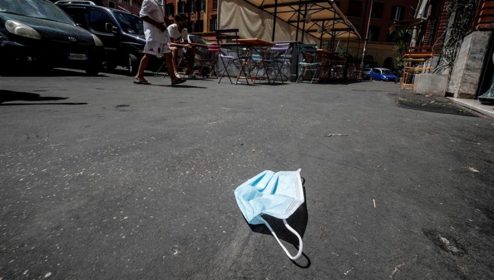 Imagen de una mascarilla de protección tirada en el suelo en una calle de Roma