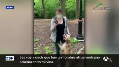 El indignante vídeo de una mujer que denuncia a un afroamericano por pedirle que ate al perro 