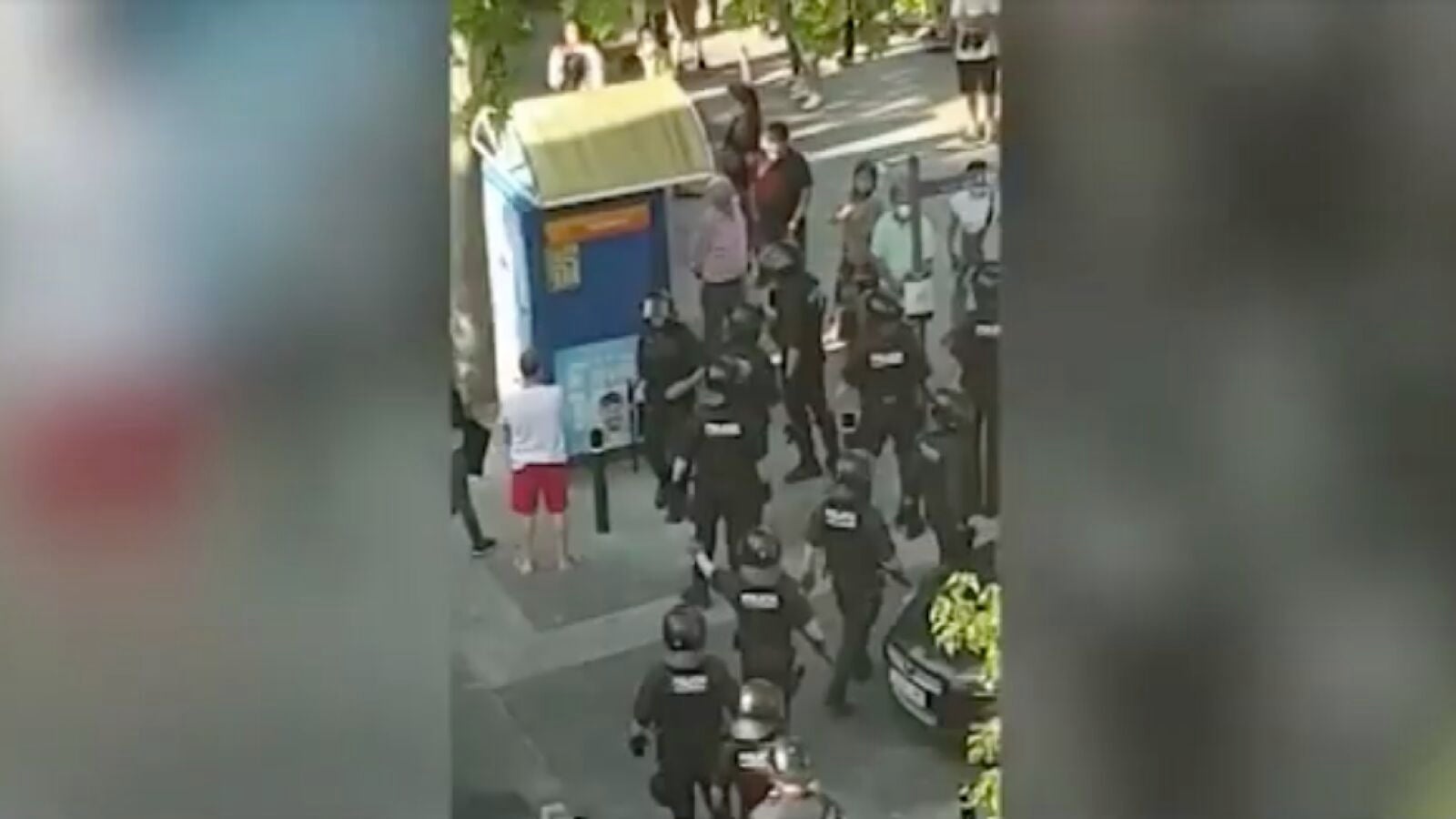 Duro enfrentamiento entre los vecinos que defienden a un grupo de okupas de un barrio de Barcelona y los que quieren echarles