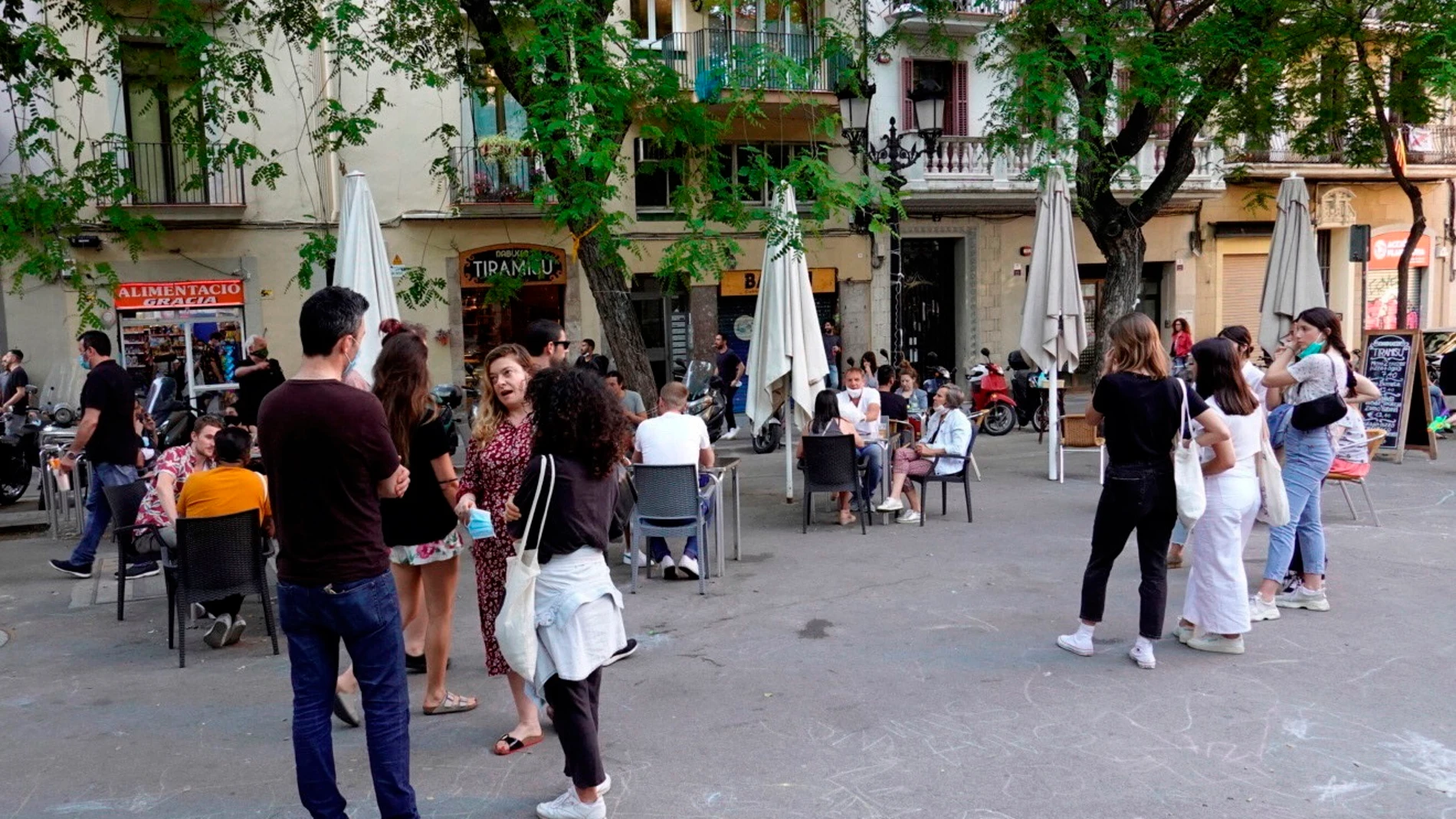 Fase 2 y fase 3 desescalada: Varios jóvenes hacen cola para sentarse en una de las terrazas de la plaza de la Vila del barrio de Gracia de Barcelona Fase 2 y fase 3 desescalada: Varios jóvenes hacen cola para sentarse en una de las terrazas de la plaza de la Vila del barrio de Gracia de Barcelona