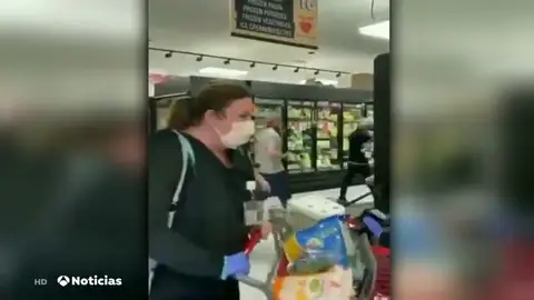 Increpan a una compradora por no llevar mascarilla Increpan a una compradora por no llevar mascarilla