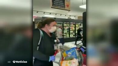 Los clientes de un supermercado se abalanzan e increpan a otra compradora por no llevar mascarilla 