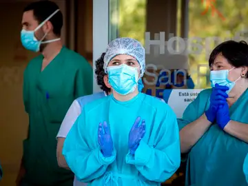 Sanitarios a las puertas de un hospital durante la crisis del coronavirus Sanitarios a las puertas de un hospital durante la crisis del coronavirus