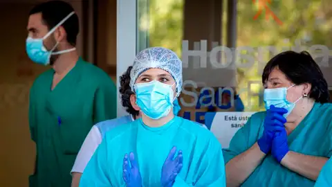 Sanitarios a las puertas de un hospital durante la crisis del coronavirus Sanitarios a las puertas de un hospital durante la crisis del coronavirus