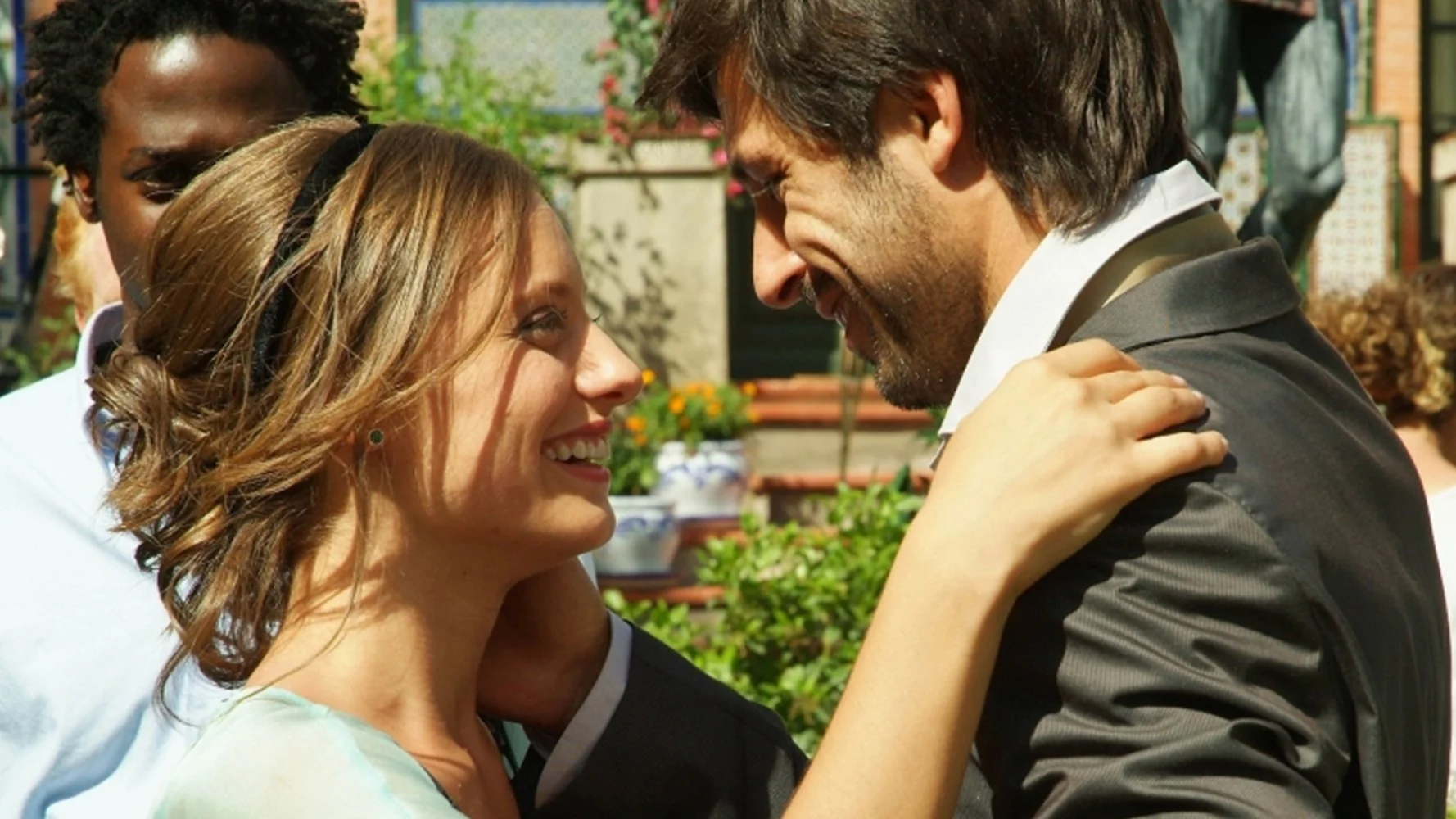 Michelle Jenner y Hugo Silva como Sara y Lucas en 'Los hombres de Paco'