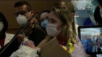 Una enfermera de Brasil con coronavirus abraza por primera vez a su bebé al que dio a luz intubada hace un mes