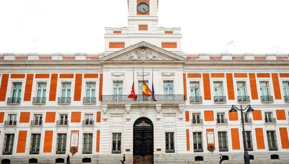 Banderas a media asta en la sede de la Comunidad de Madrid