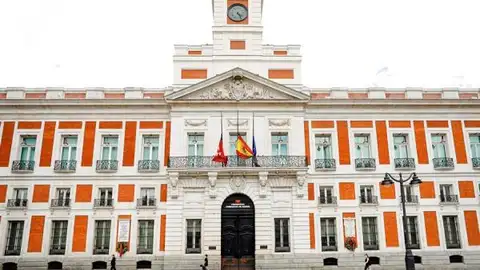 Banderas a media asta en la sede de la Comunidad de Madrid Banderas a media asta en la sede de la Comunidad de Madrid