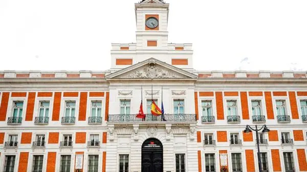 Banderas a media asta en la sede de la Comunidad de Madrid Banderas a media asta en la sede de la Comunidad de Madrid