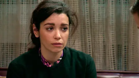 Amelia, aturdida por el incendio se sincera con Marcelino Amelia, aturdida por el incendio se sincera con Marcelino