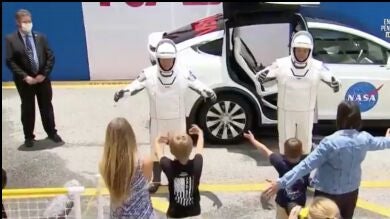 Así ha sido despedida con distancia de seguridad de los astronautas que viajarán a la EEI de sus familias 