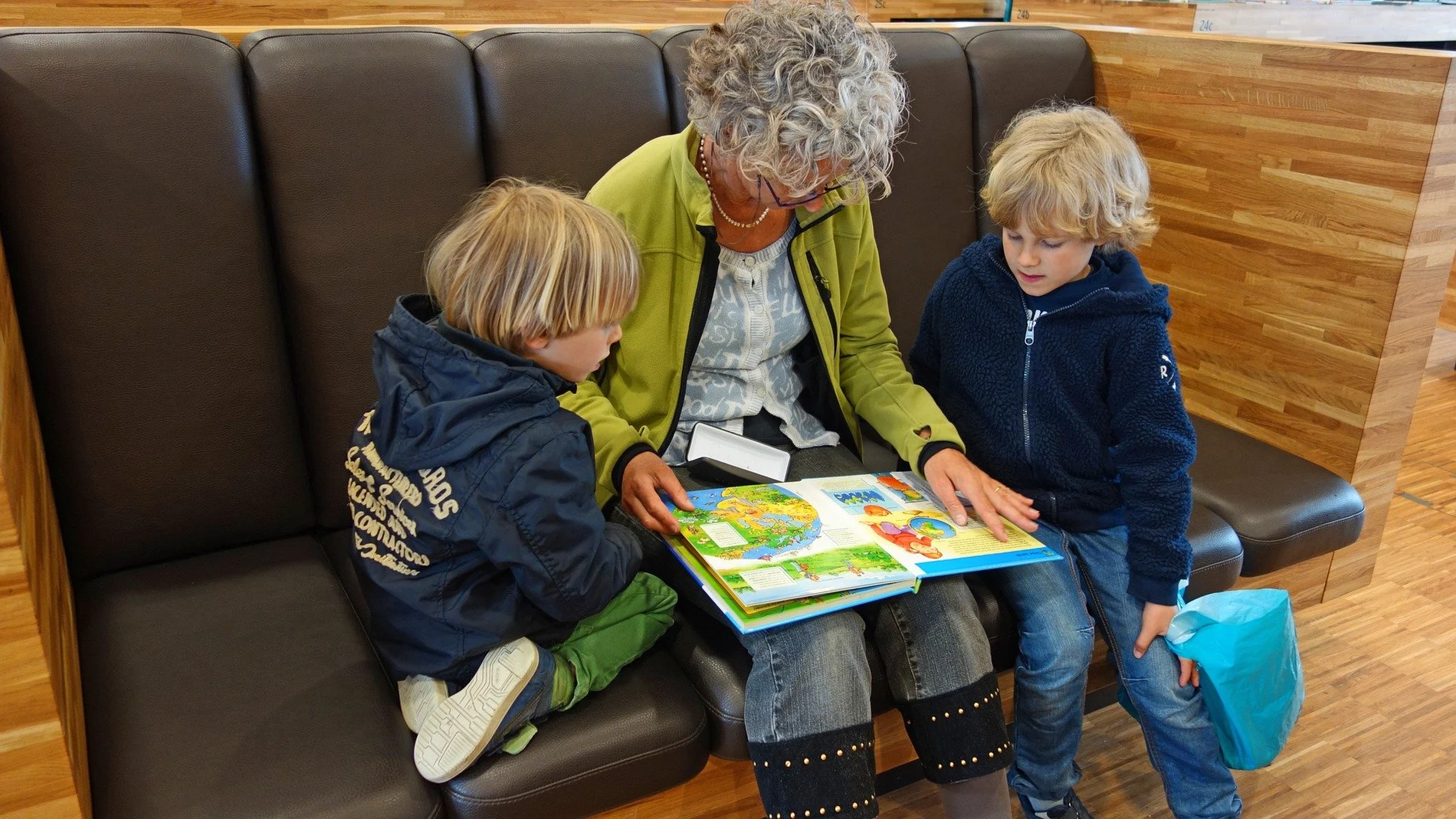 Una abuela con sus nietos Una abuela con sus nietos