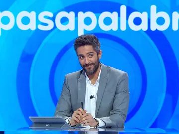 Unas bonitas palabras y un aplauso al estilo película americana, así han sonrojado a Roberto Leal en ‘Pasapalabra’ Unas bonitas palabras y un aplauso al estilo película americana, así han sonrojado a Roberto Leal en ‘Pasapalabra’