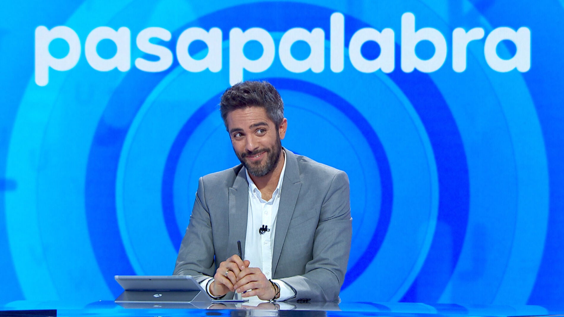 Unas bonitas palabras y un aplauso al estilo pel&iacute;cula americana, as&iacute; han sonrojado a Roberto Leal en &lsquo;Pasapalabra&rsquo;